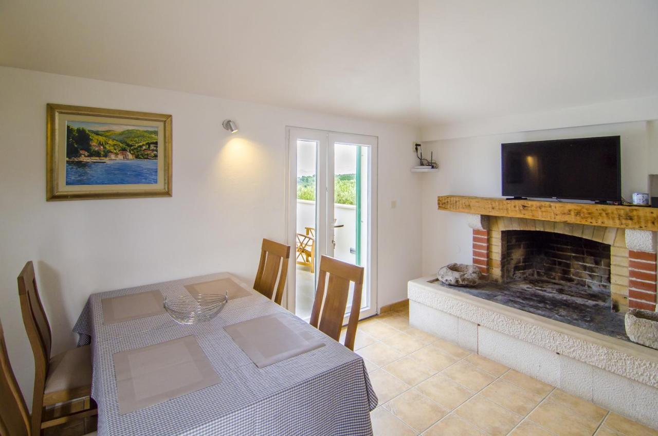Holiday Home Bliss Splitska Exterior photo